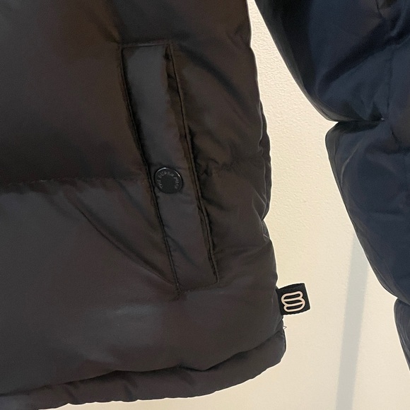 Aritzia The Super Puff Shorty Black Jacket with Hood - Picture 3 of 6